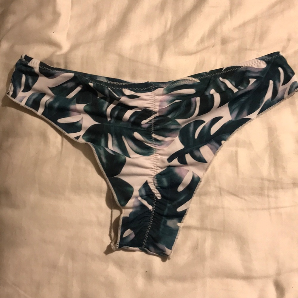 Cute bikini!! - Picture 4 of 6